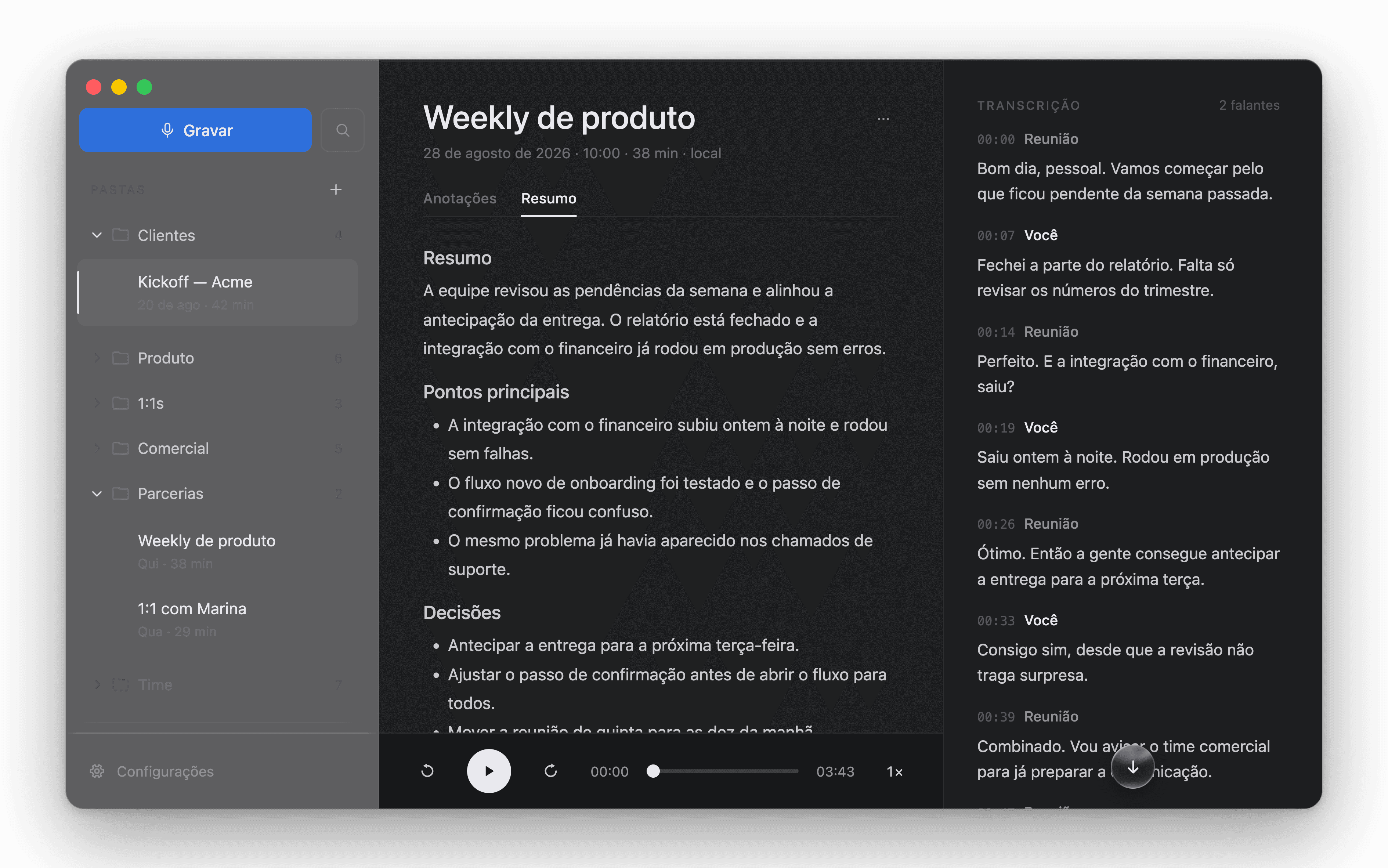 Recomeet aberto no Mac: barra lateral com pastas e reuniões, o resumo local pronto no centro e a transcrição completa na coluna da direita